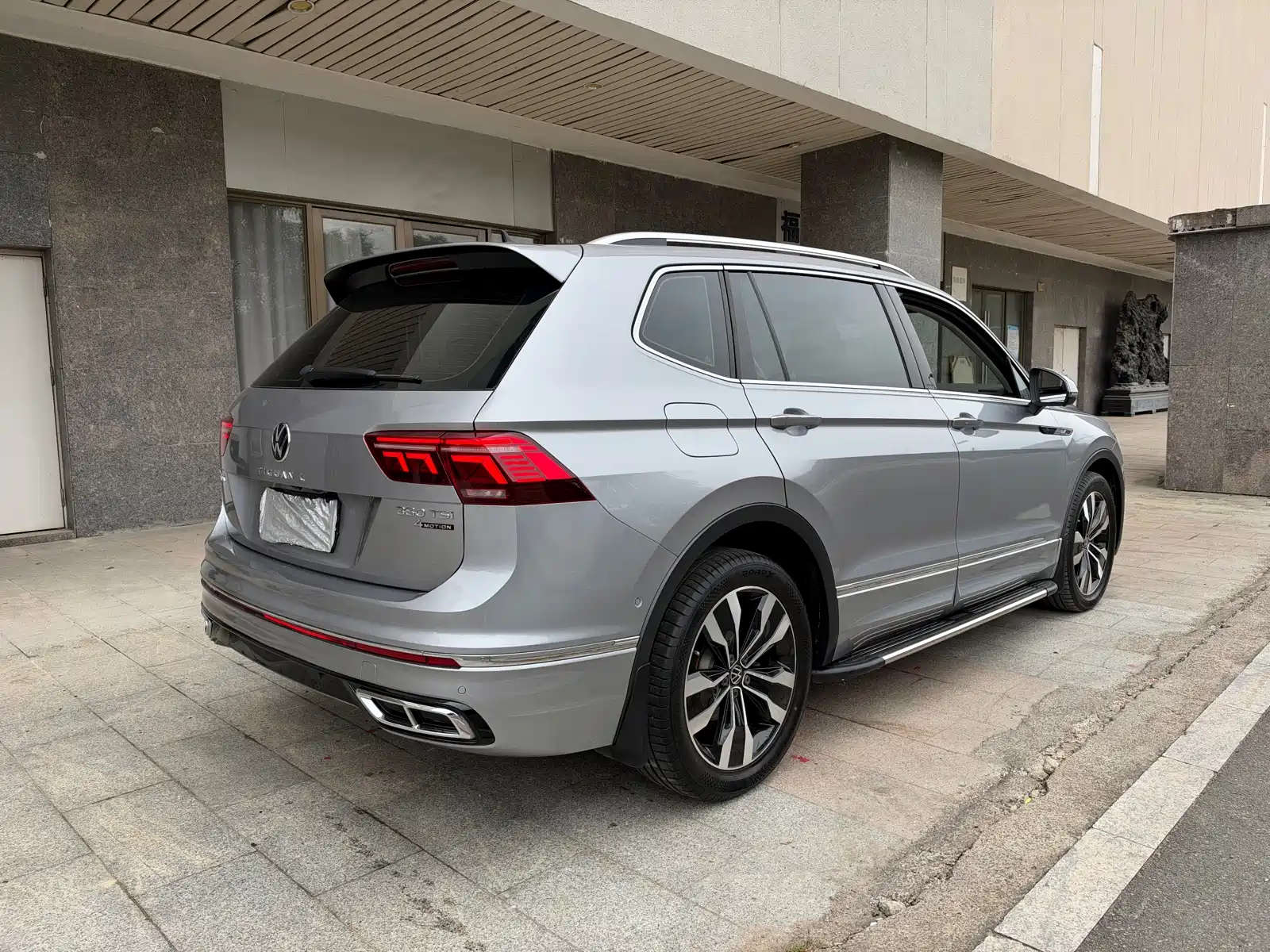 Photo 8 - Volkswagen Tiguan L