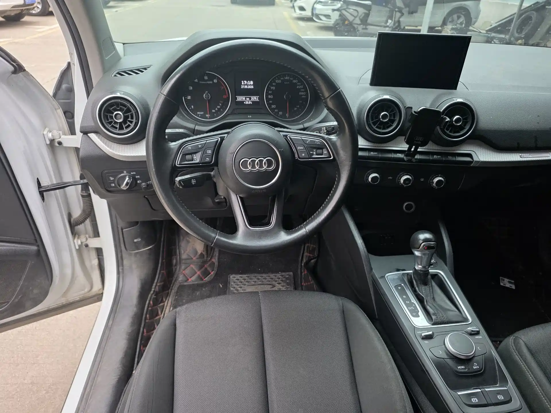 Photo 4 - Audi Q2L