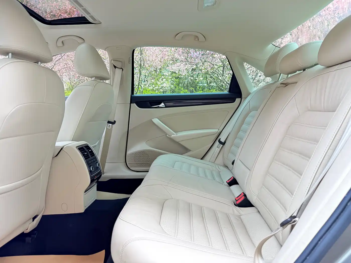 Volkswagen Passat 2014 1.8TSI DSG Executive Edition фото 10