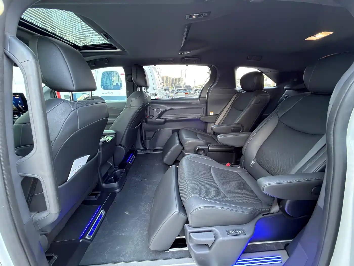Toyota Sienna 2023 2.5L Hybrid Premium Edition фото 8