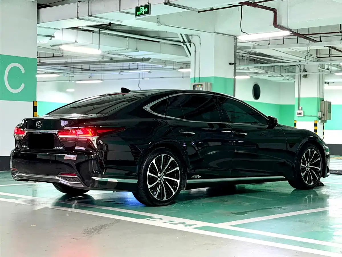 Фото 6 - Lexus LS