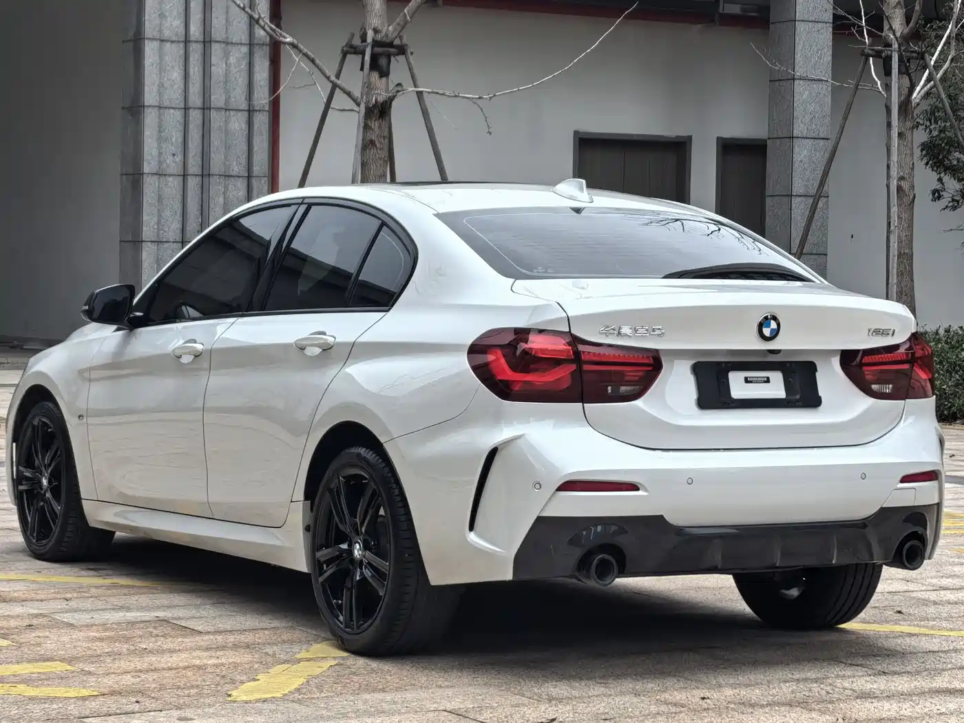 BMW 1 Series 2023 125i M Sport Shadow Edition фото 4