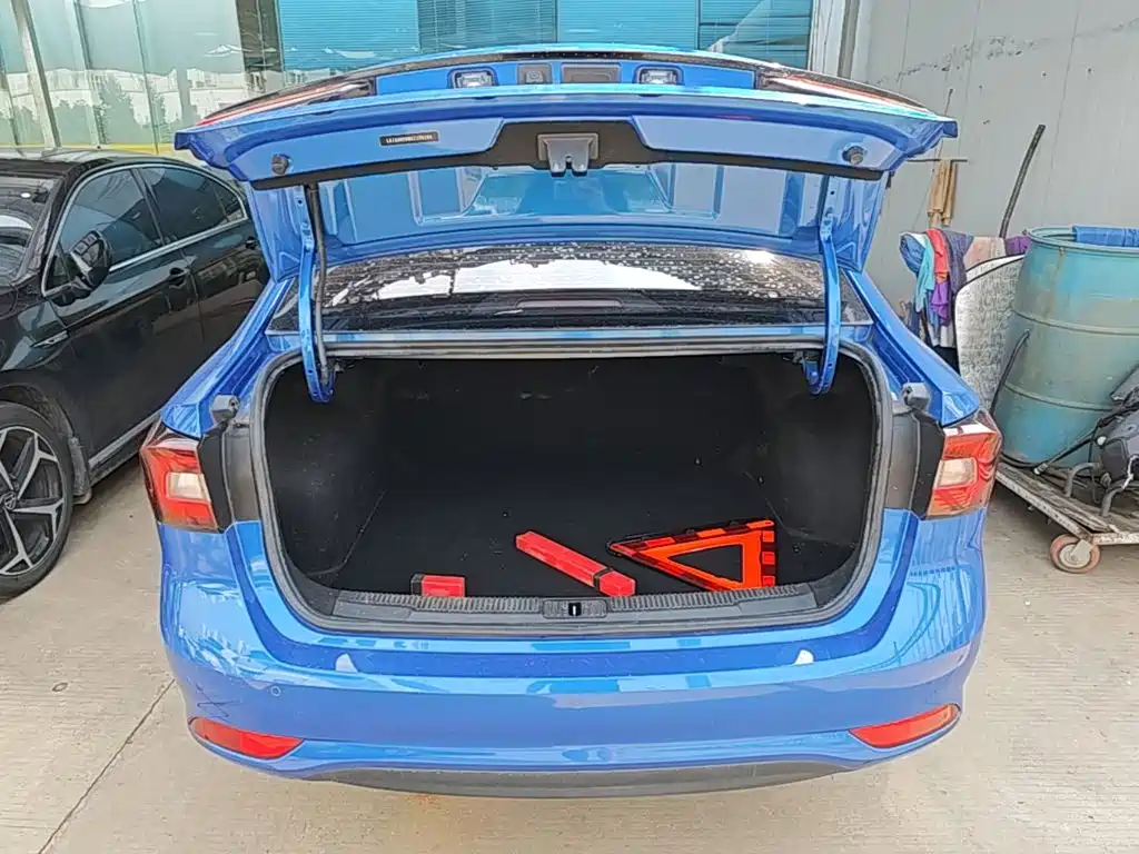 Фото 19 - Roewe i5