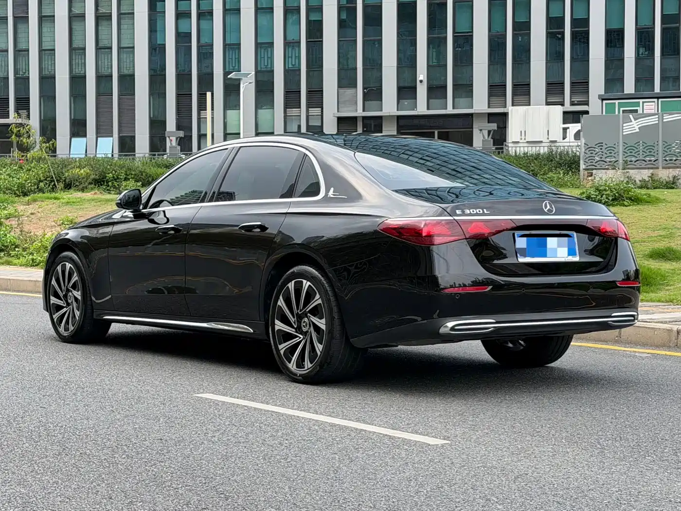 Mercedes-Benz E-Class 2024 Model E 300 L Luxury фото 6