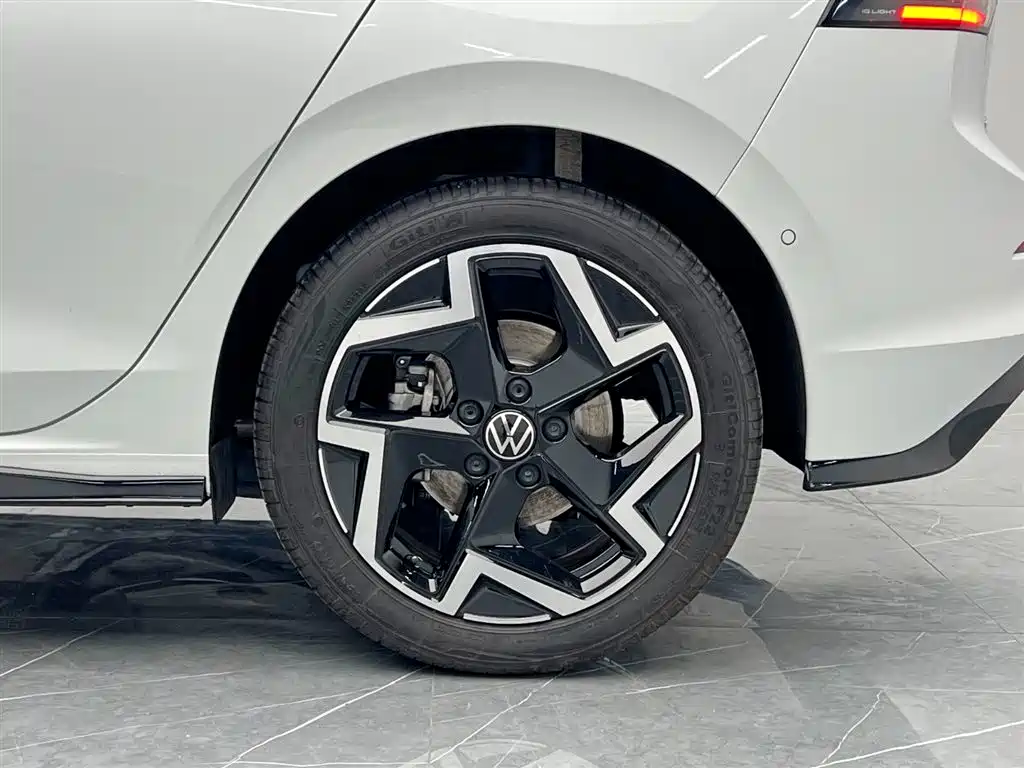 Volkswagen Golf 2025 300TSI R-Line фото 23