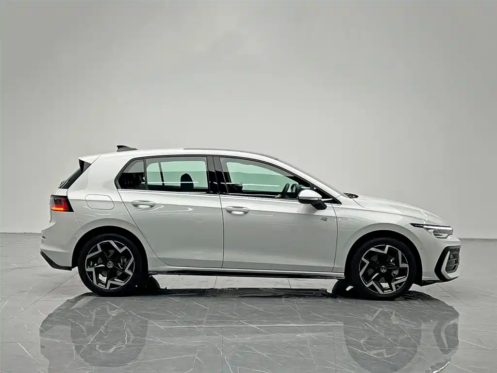 Volkswagen Golf 2025 300TSI R-Line фото 7