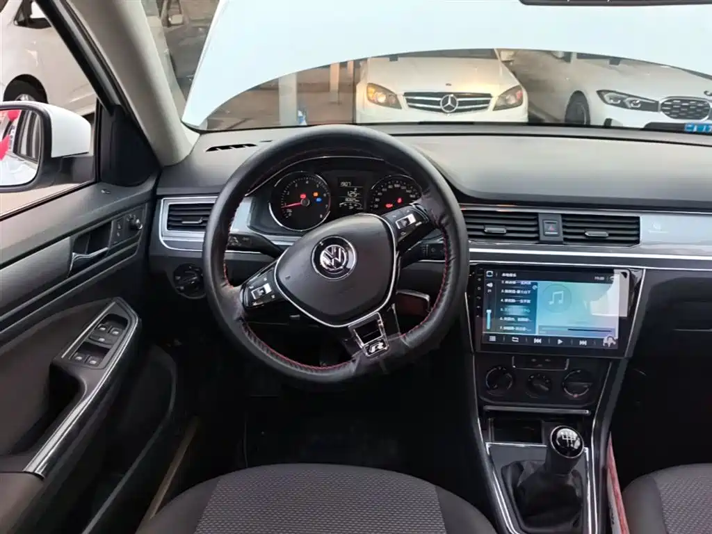 Volkswagen Bora 2017 1.6L Manual Fashion Edition фото 11