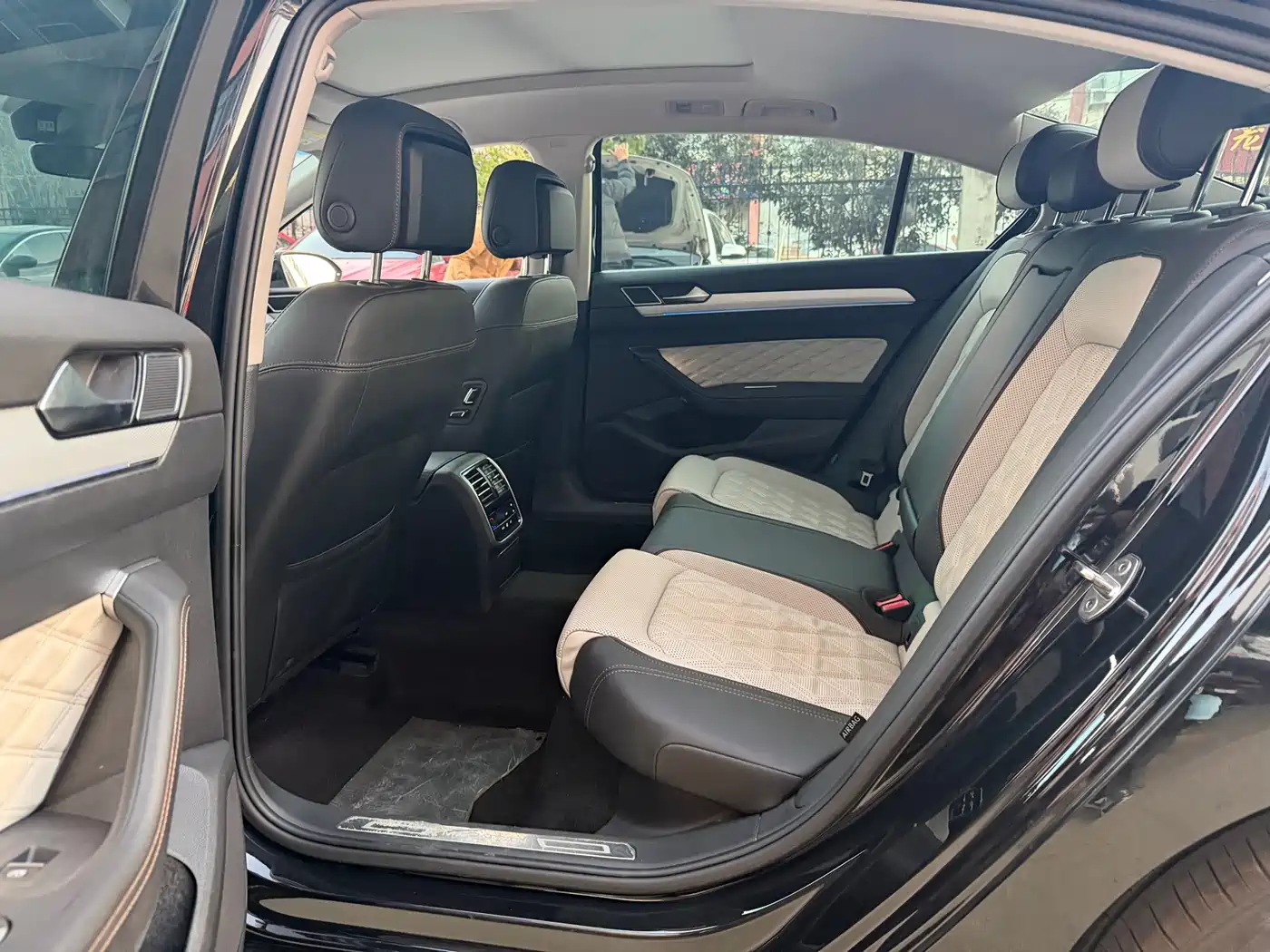 Volkswagen Magotan 2023 Model 2 Million Commemorative Edition 330TSI DSG Luxury фото 12
