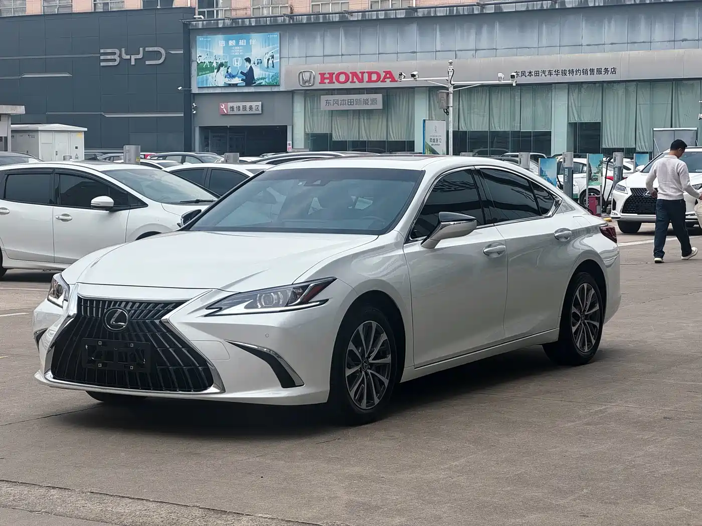 Lexus ES 2022 200 Excellence Edition фото 3