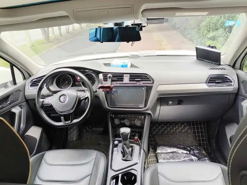 Photo 12 - Volkswagen Tiguan L