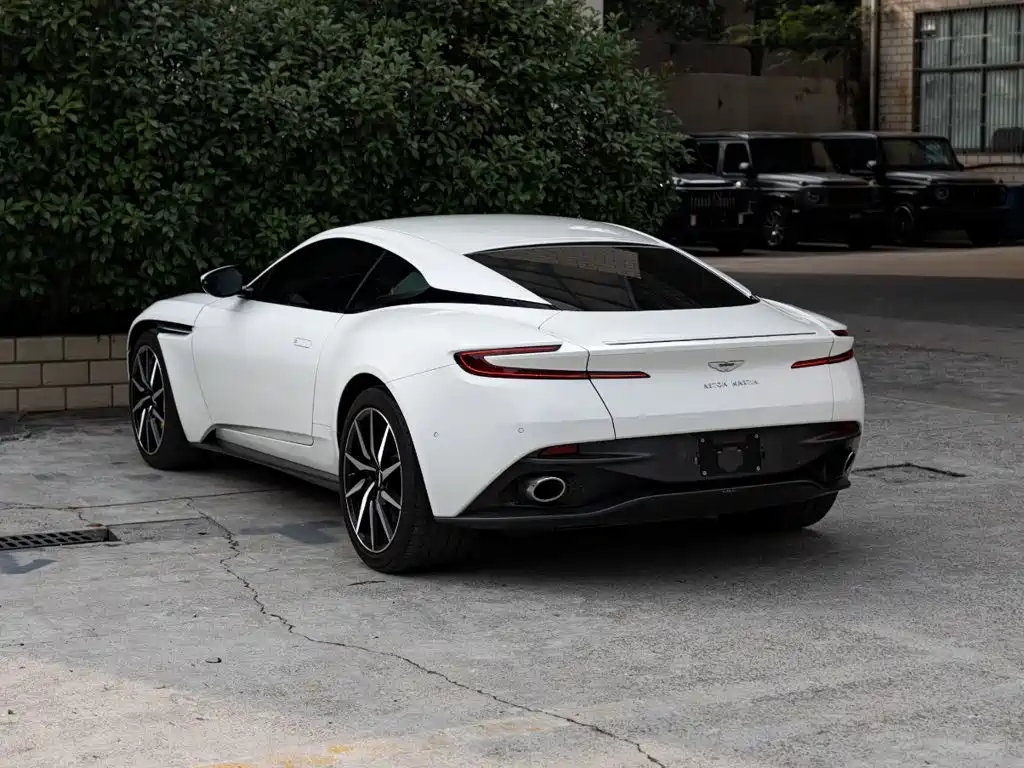 Aston Martin DB11 2022 2022 4.0T V8 Coupe