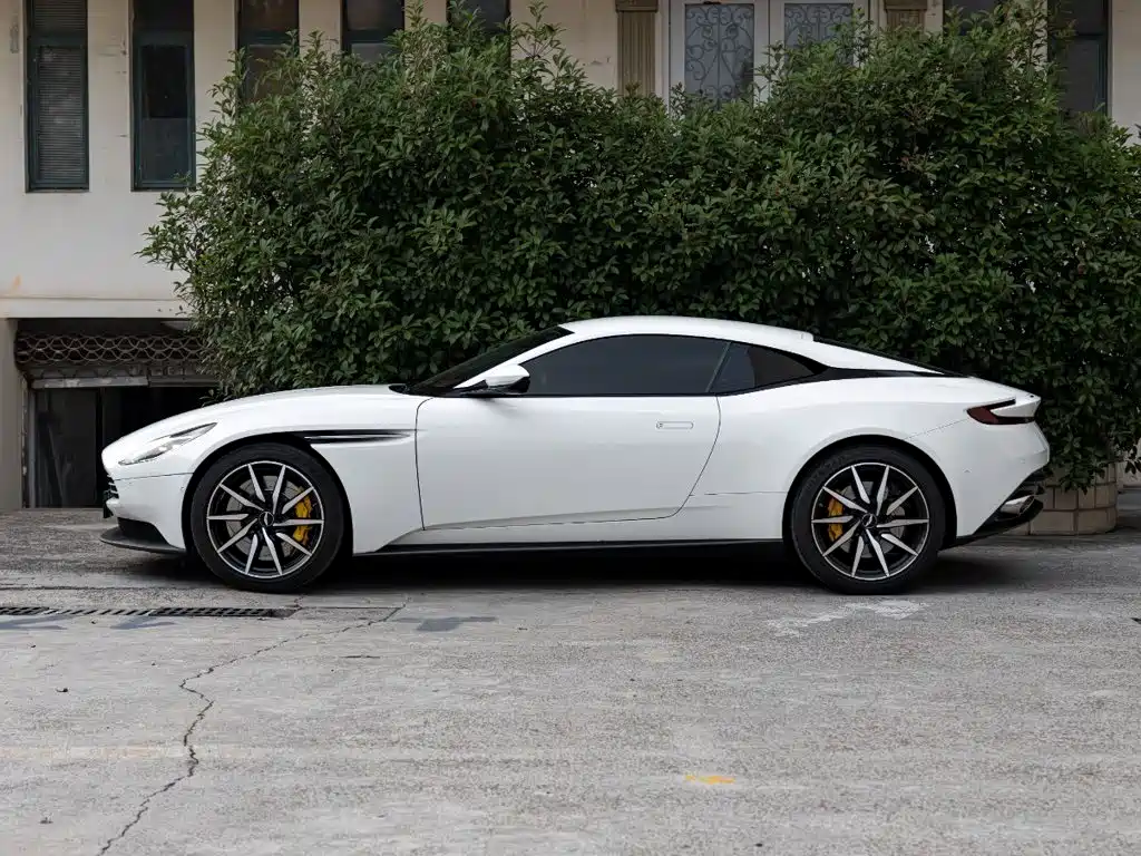 Aston Martin DB11 2022 2022 4.0T V8 Coupe