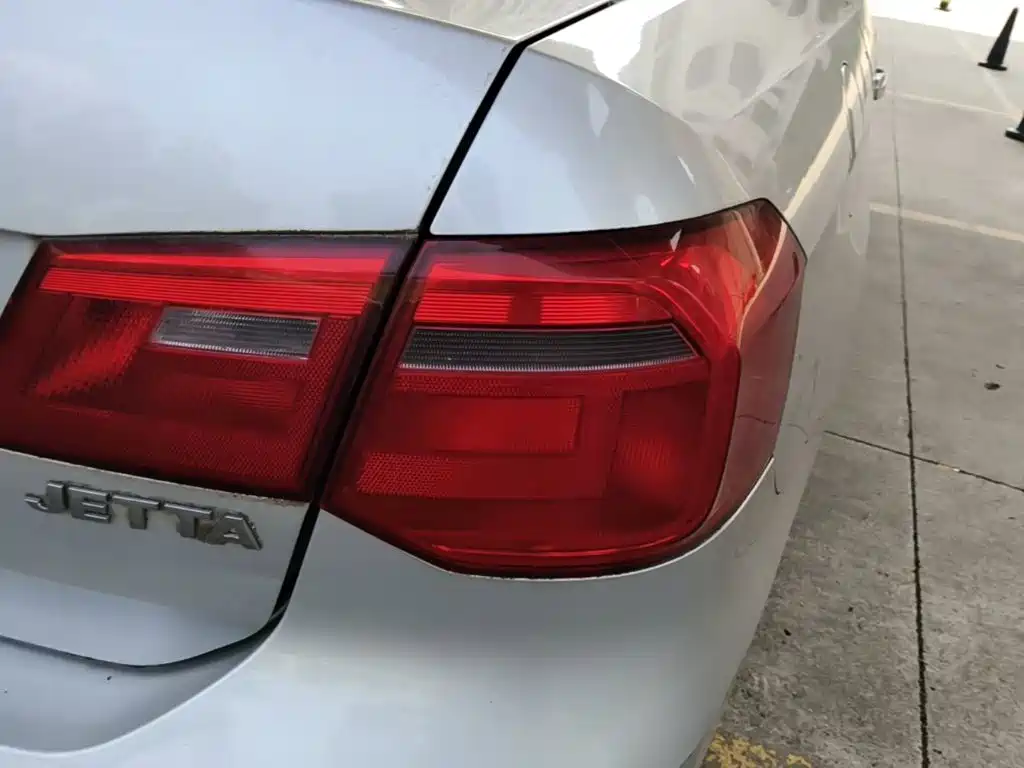 صورة 8 - Volkswagen Jetta