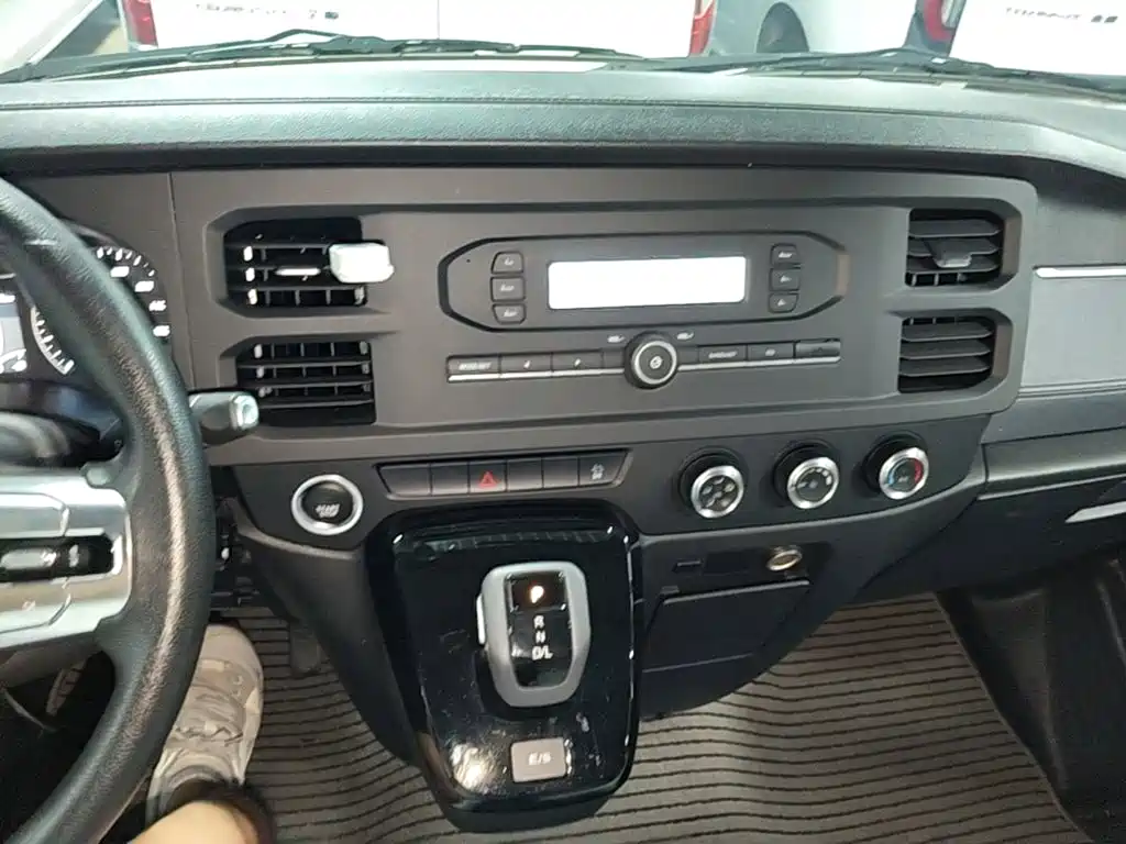 Jiangling JMC Fushun 2025 2025 Model 2.0T 8AT Diesel Short Wheelbase Low Roof Commercial MPV 5/6 Seats Dual-opening Tailgate