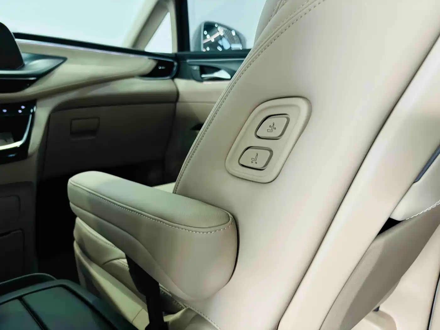 Buick GL8 New Energy 2025 2025 Land Honor Premium Edition 7-Seater