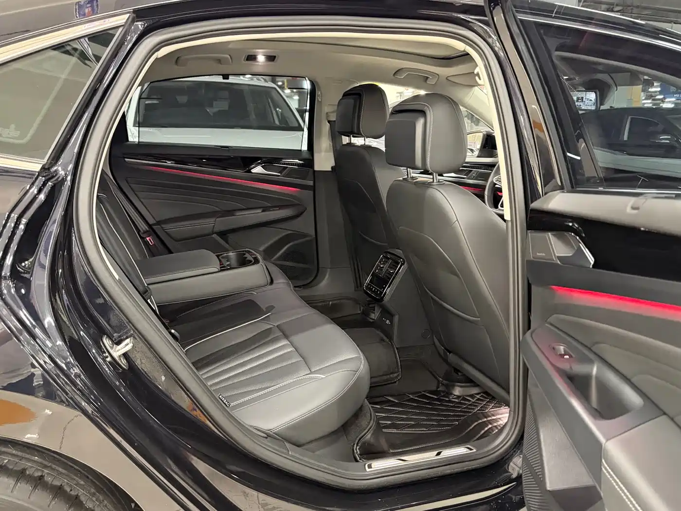 Volkswagen Passat 2023 380TSI Flagship Edition фото 13