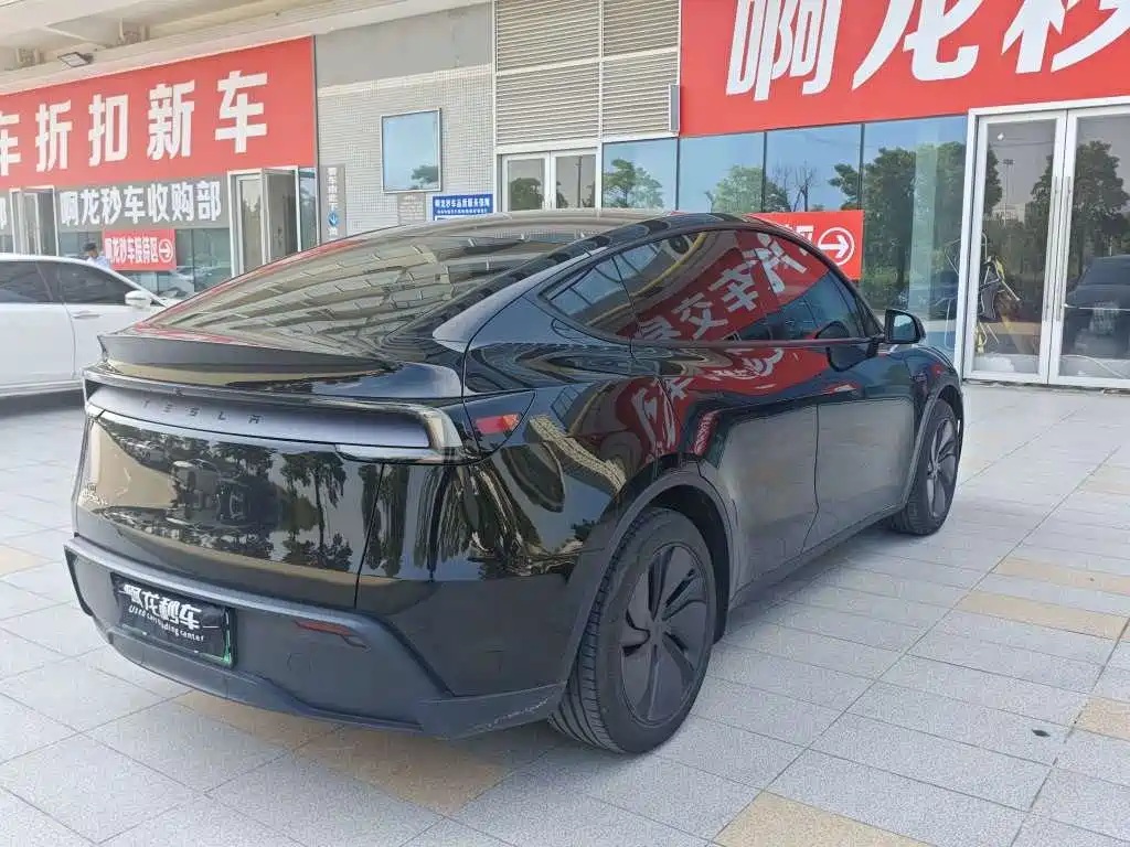 Photo 8 - Tesla Model Y