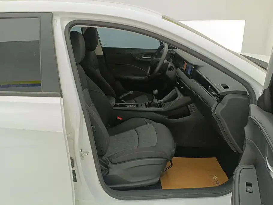 Roewe i5 2025 2023 1.5L Manual Comfort Edition