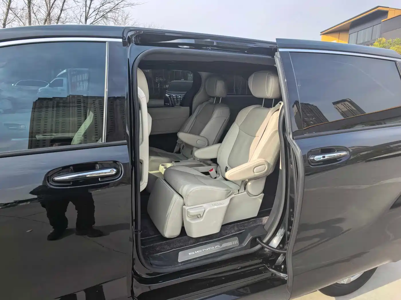 Toyota Sienna 2024 2.5L Hybrid 4WD Premium Edition фото 10