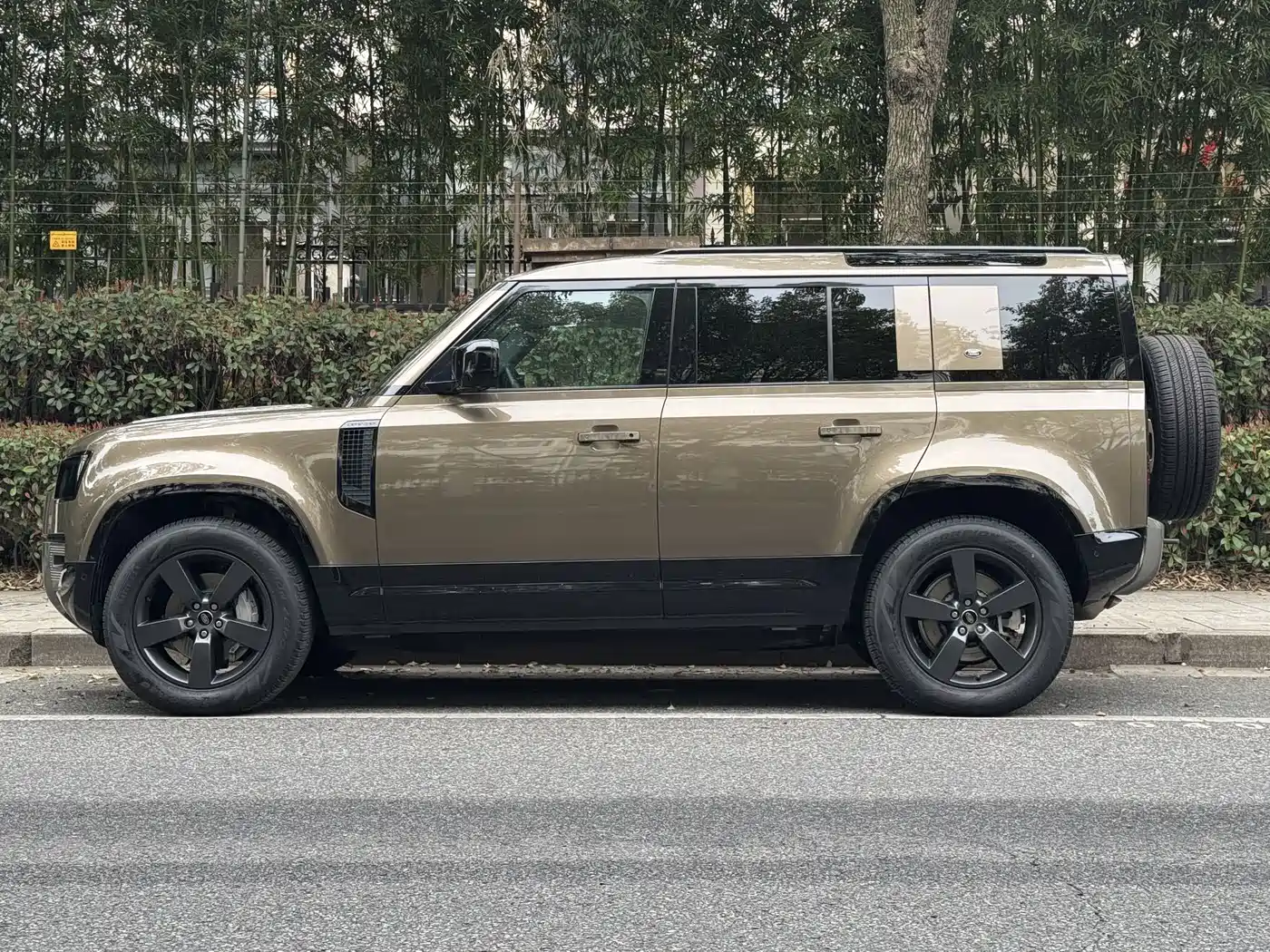 Land Rover Defender 2022 110 P400 X-DYNAMIC HSE фото 3