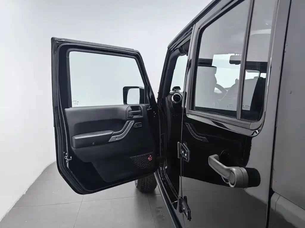 Фото 8 - Jeep Wrangler