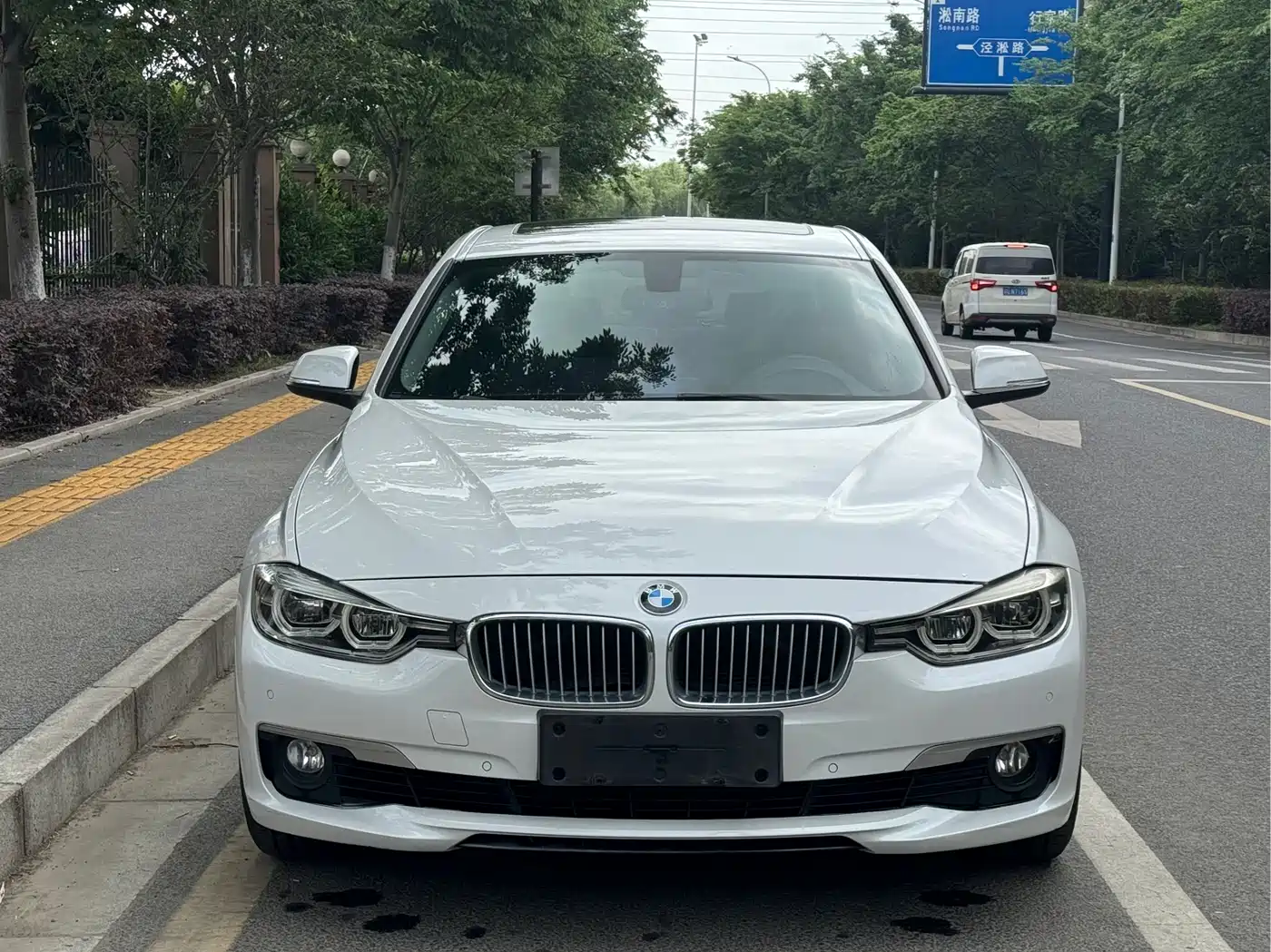 BMW 3 Series 2018 318Li фото 2