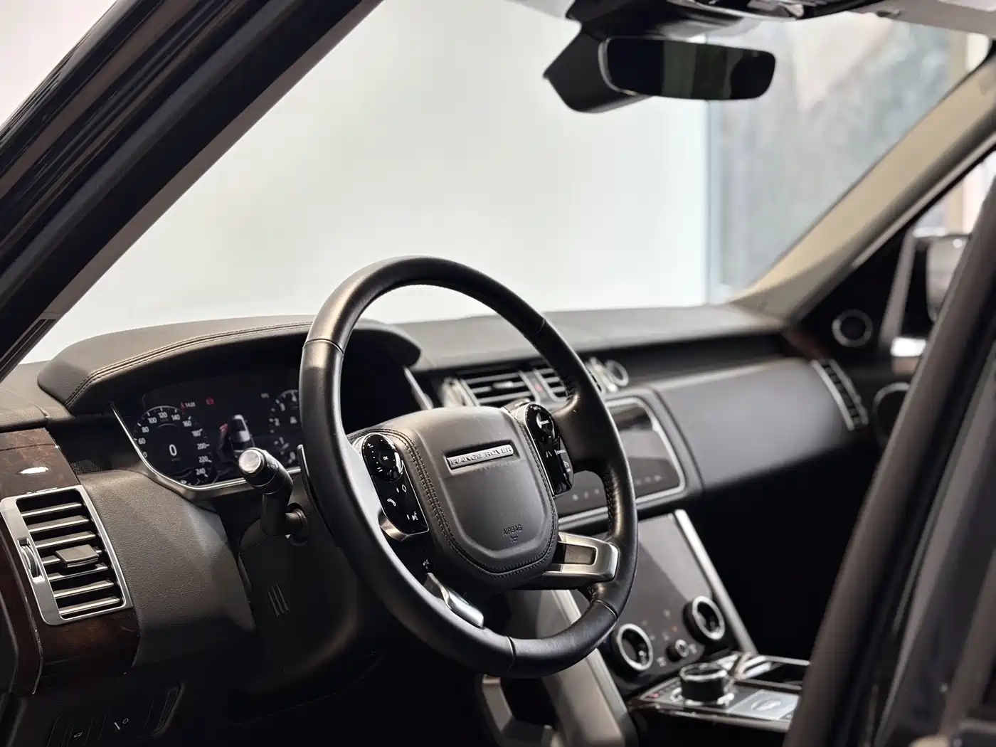 Land Rover Range Rover 2021 3.0 L6 Golden Age Edition фото 8