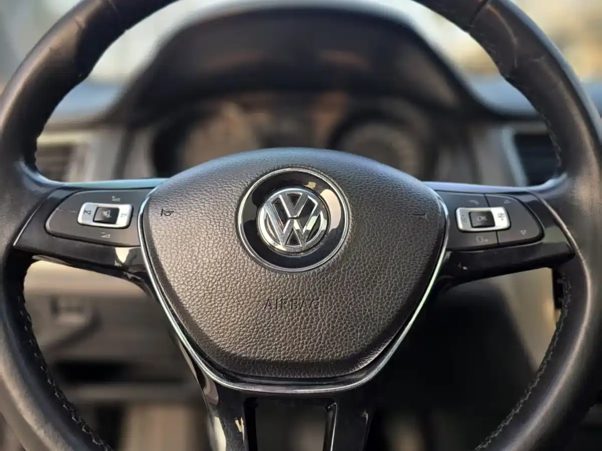 Volkswagen Lavida 2015 1.6L Automatic Comfort Edition фото 15