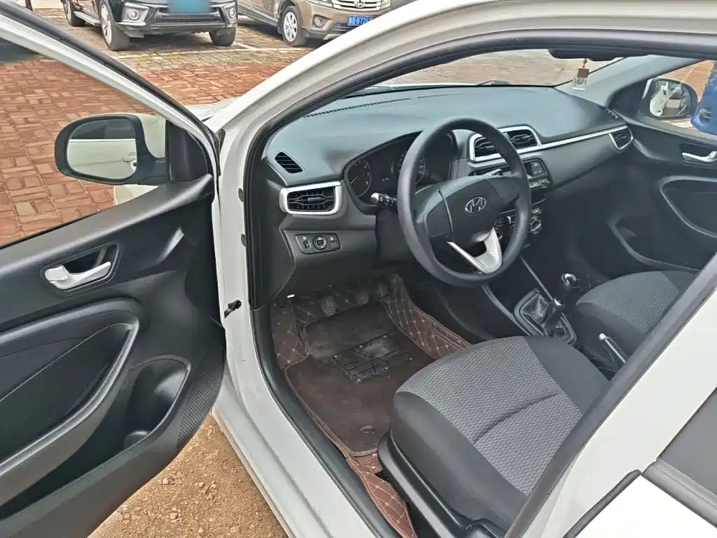 Hyundai Verna 2017 1.4L Manual Renewal Edition China VI фото 16