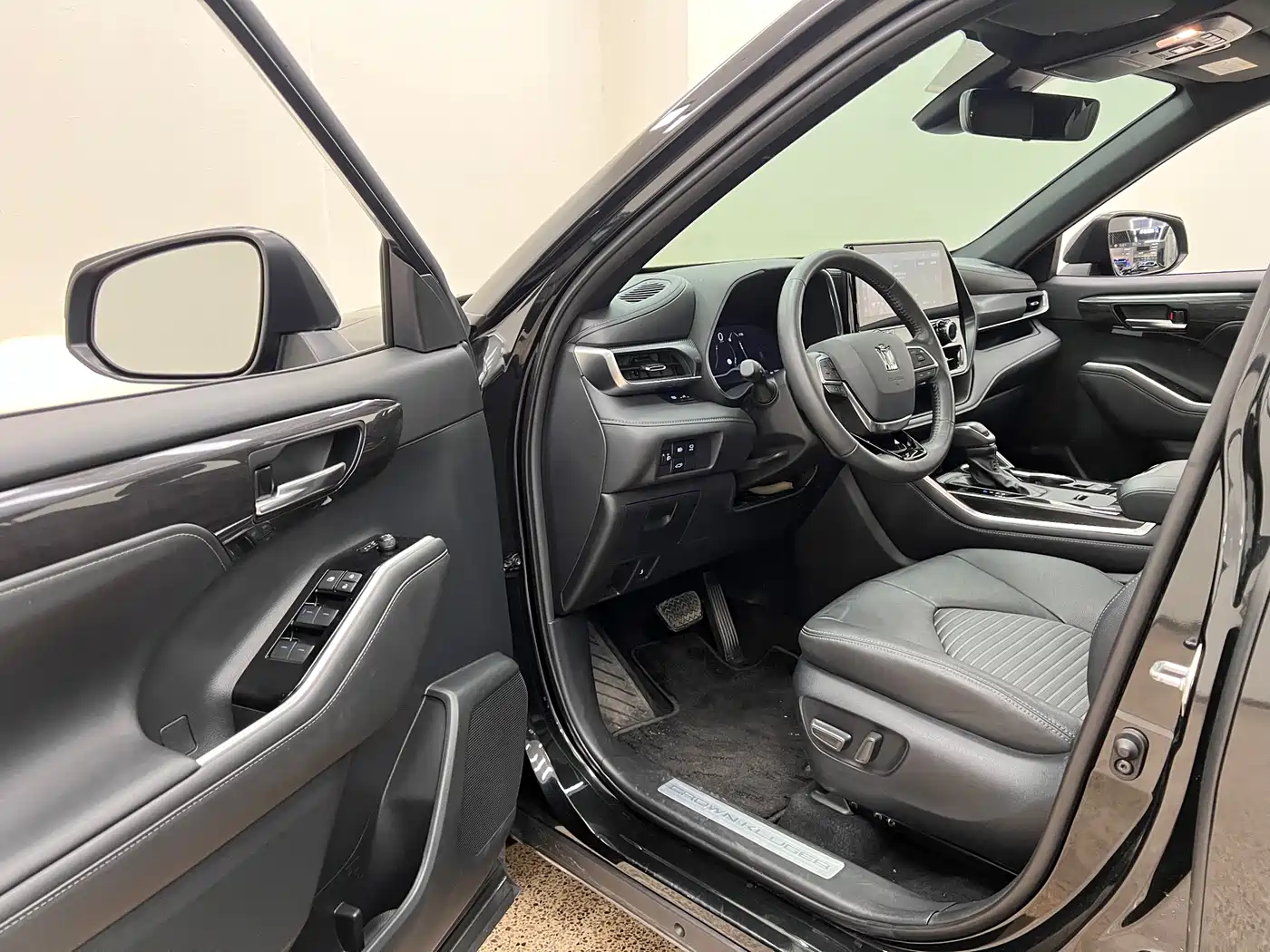 Toyota Crown Kluger 2023 2.5L HEV AWD Premium Edition фото 21