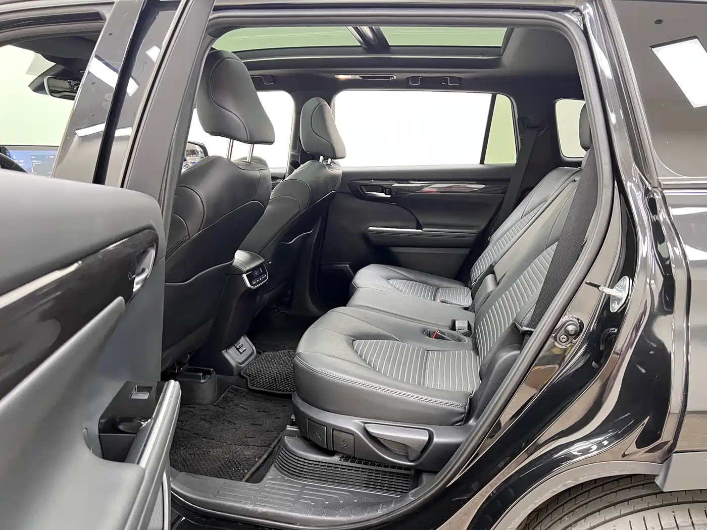 Toyota Crown Kluger 2023 2.5L HEV AWD Premium Edition фото 10