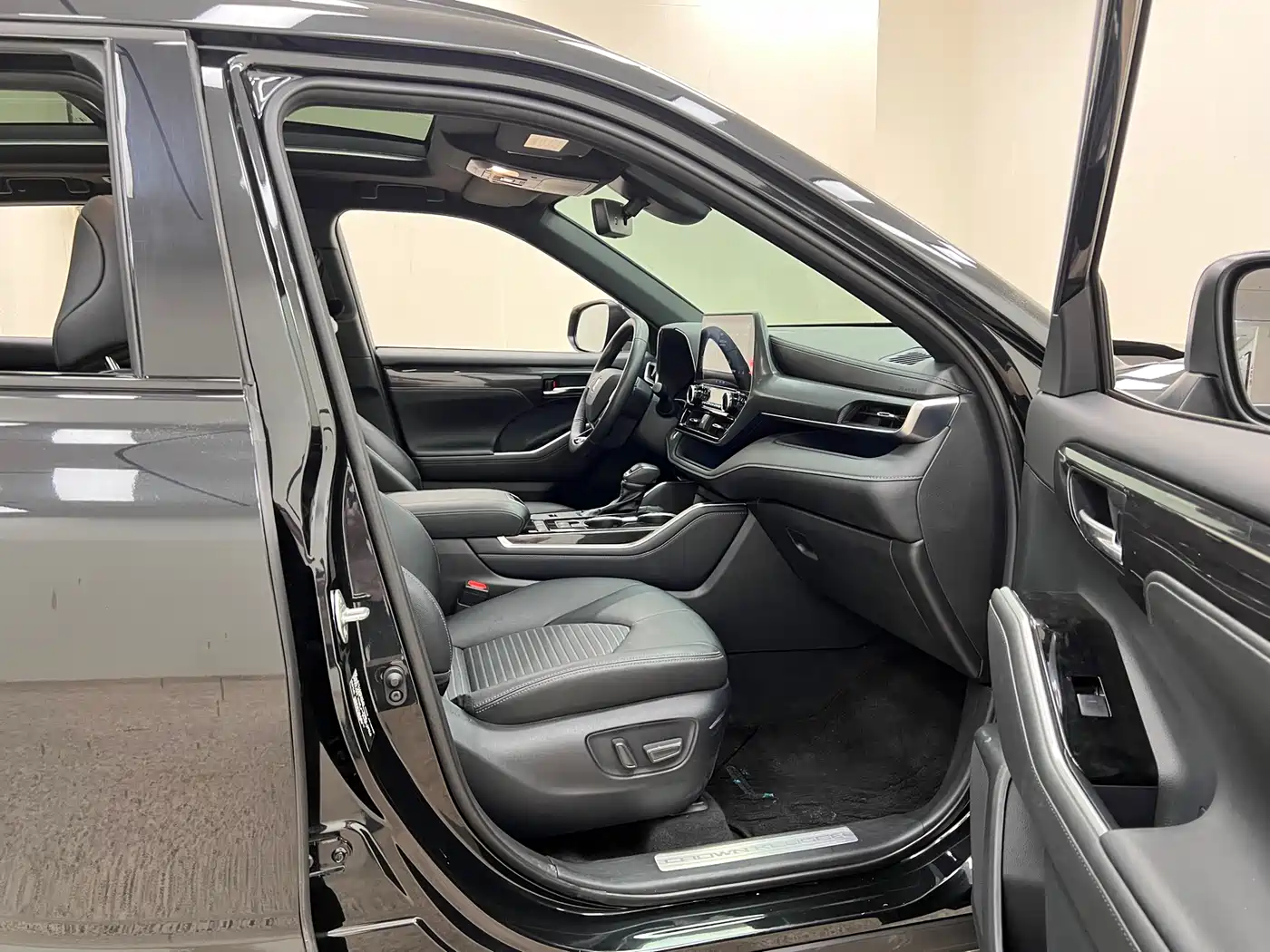 Toyota Crown Kluger 2023 2.5L HEV AWD Premium Edition фото 28