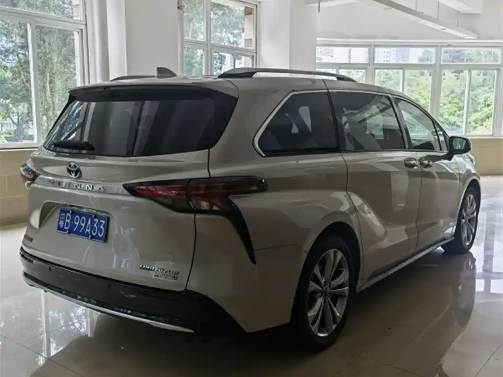 Toyota Sienna 2023 2.5L Hybrid Ultimate Edition фото 9