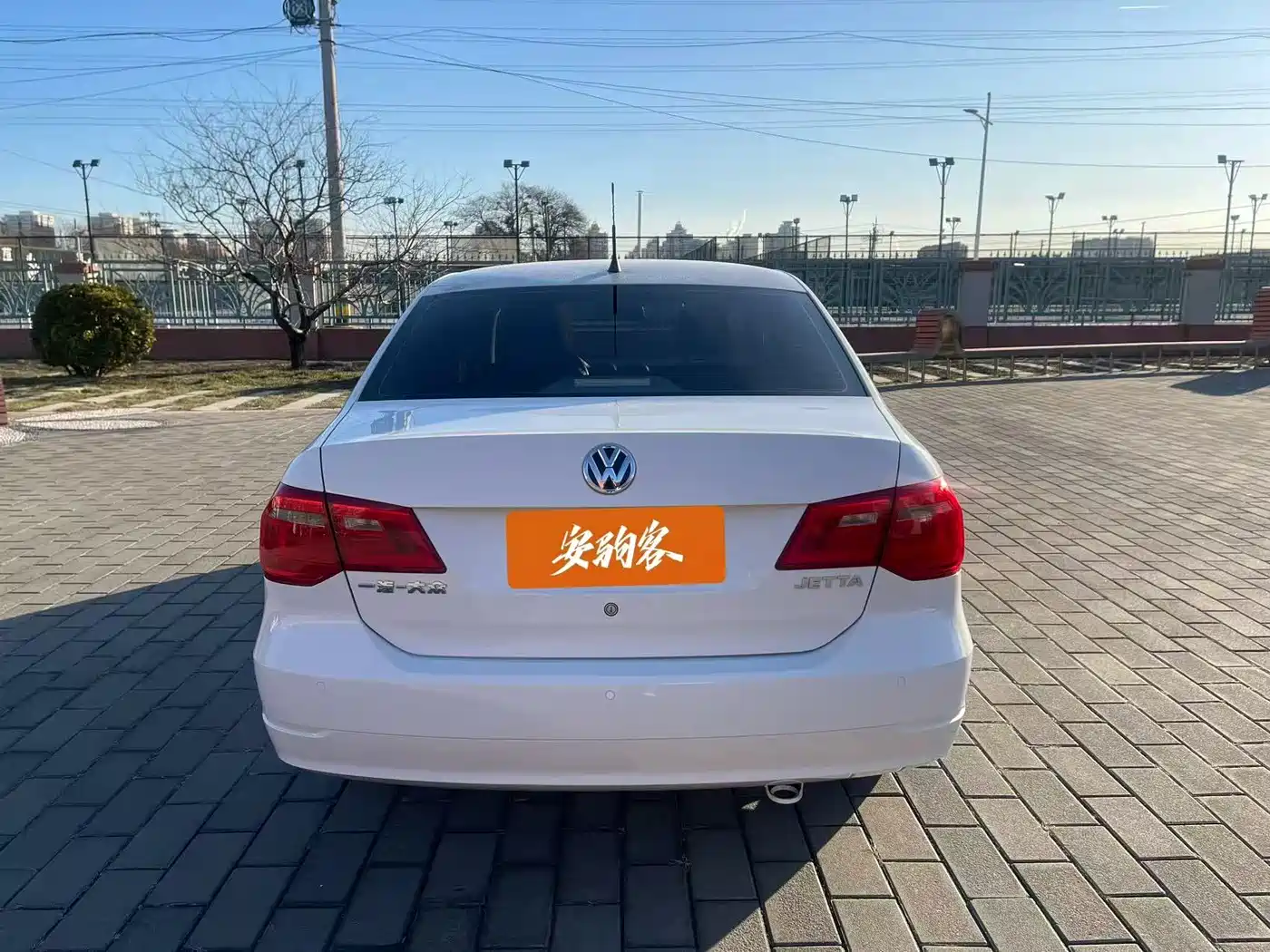Volkswagen Jetta 2015 1.6L Automatic Luxury фото 4