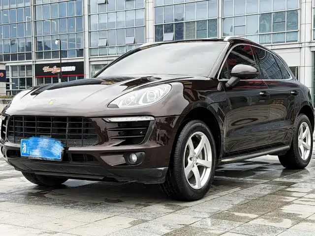 PORSCHE MACAN