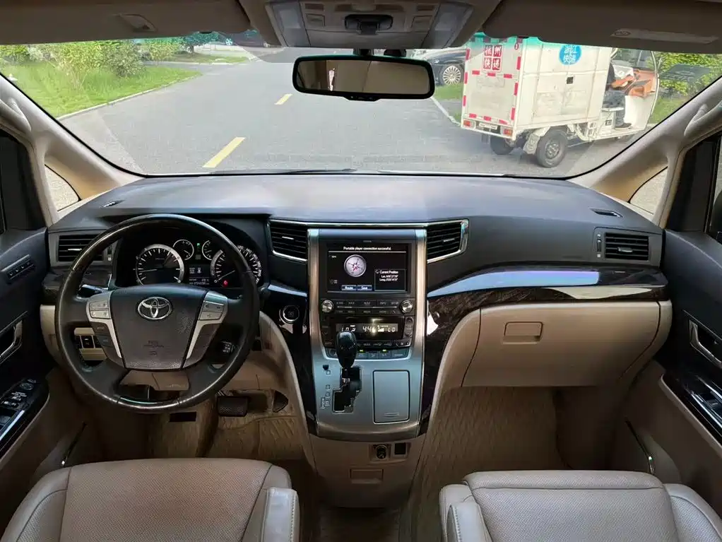 Toyota Alphard фото 11