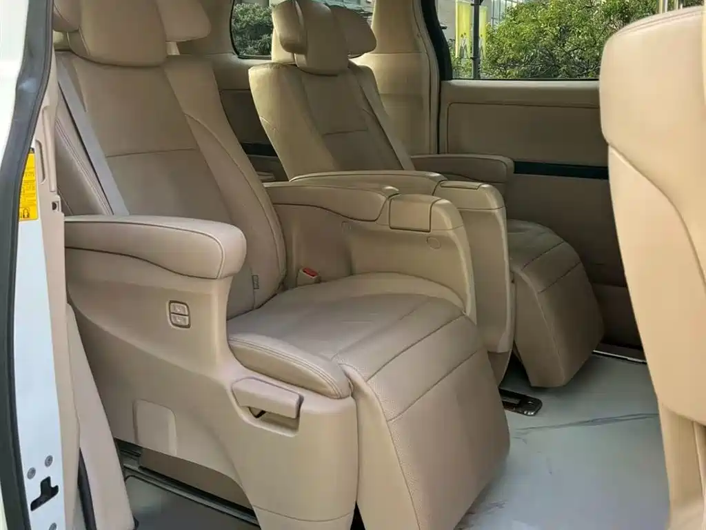 Toyota Alphard фото 8