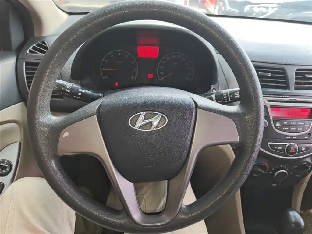 Hyundai Verna 2016 1.4L Automatic Smart GLS фото 11
