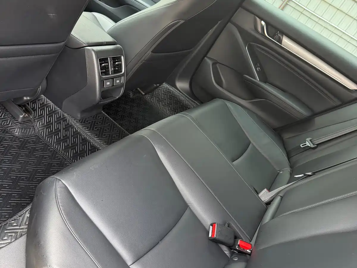 Фото 8 - Honda Accord