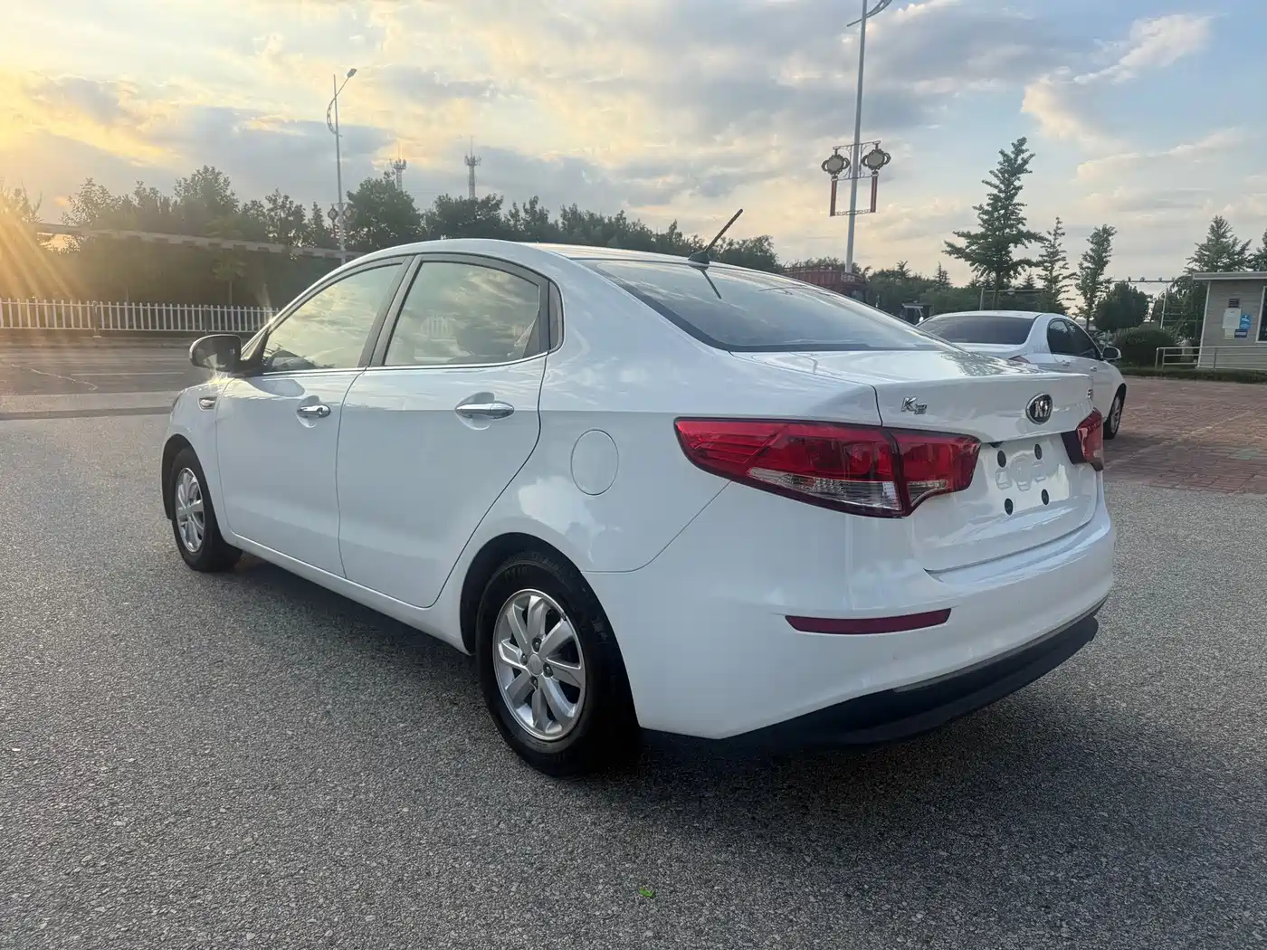Kia K2 2017 2015 Sedan 1.4L AT GLS
