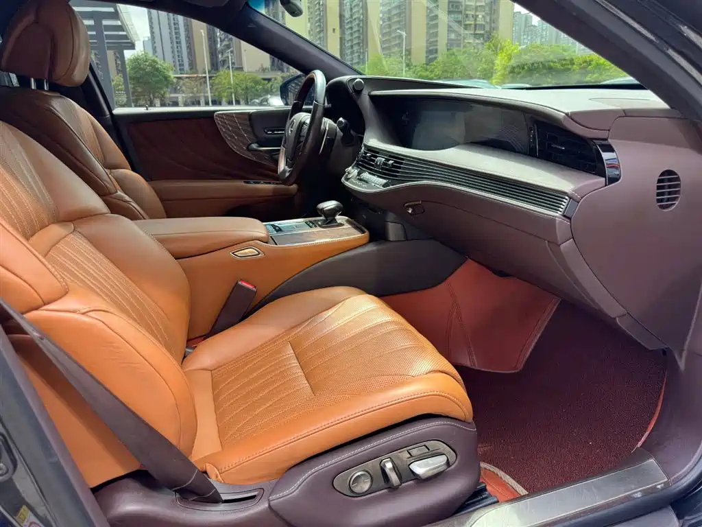 Lexus LS 2018 500h Executive Edition China V фото 14