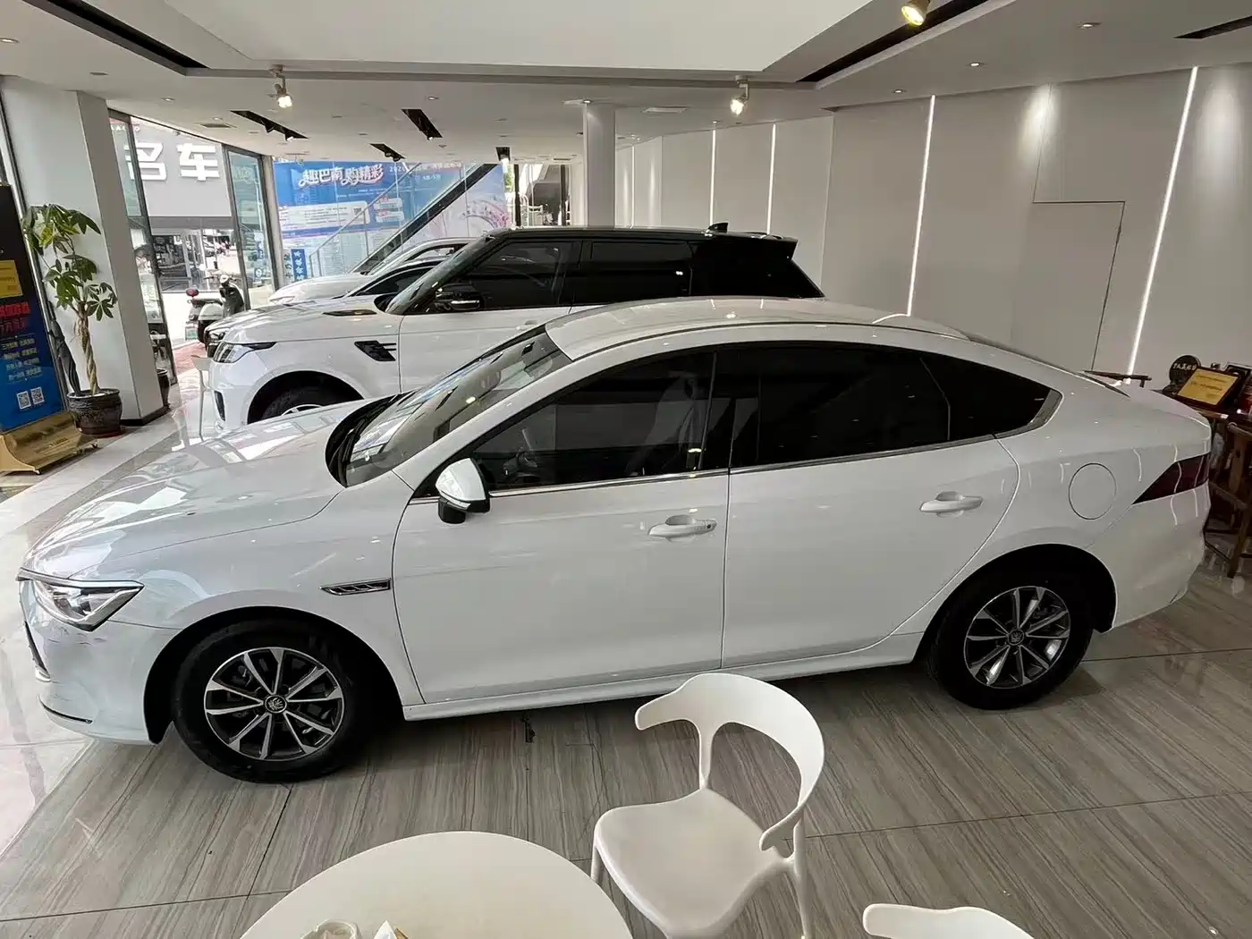 BYD Qin PLUS 2024 Glory Edition DM-i 55KM Leading фото 4
