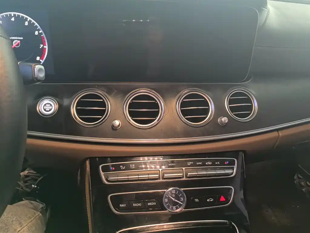 Mercedes-Benz E-Class 2016 E 200 L Sport Type фото 13