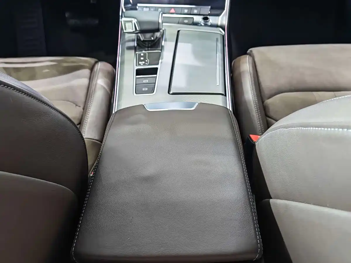 Фото 11 - Audi A7L