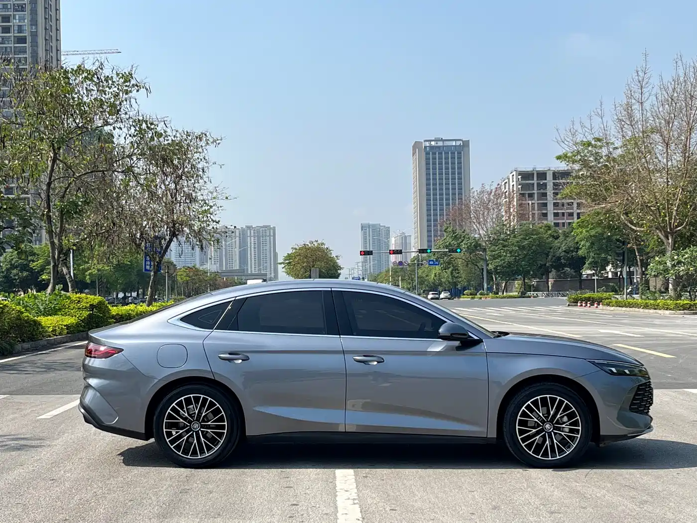 BYD Qin L 2024 DM-i 120KM Excellence Model фото 7