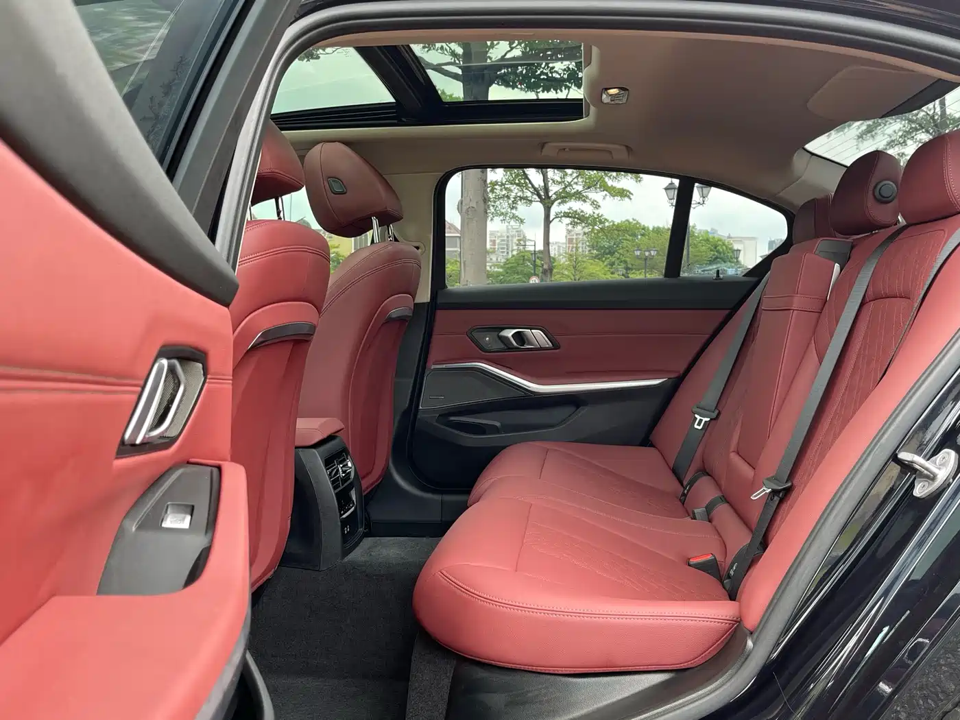 BMW 3 Series 2025 330Li M Sport Night Edition фото 13