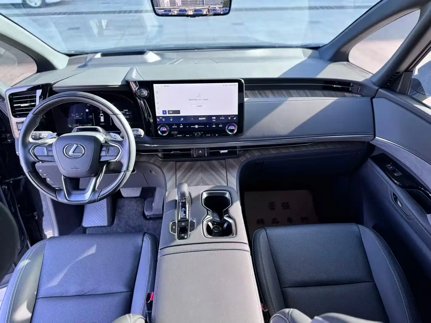 Lexus LM 2023 500h 6-Seater Prestige Edition фото 9