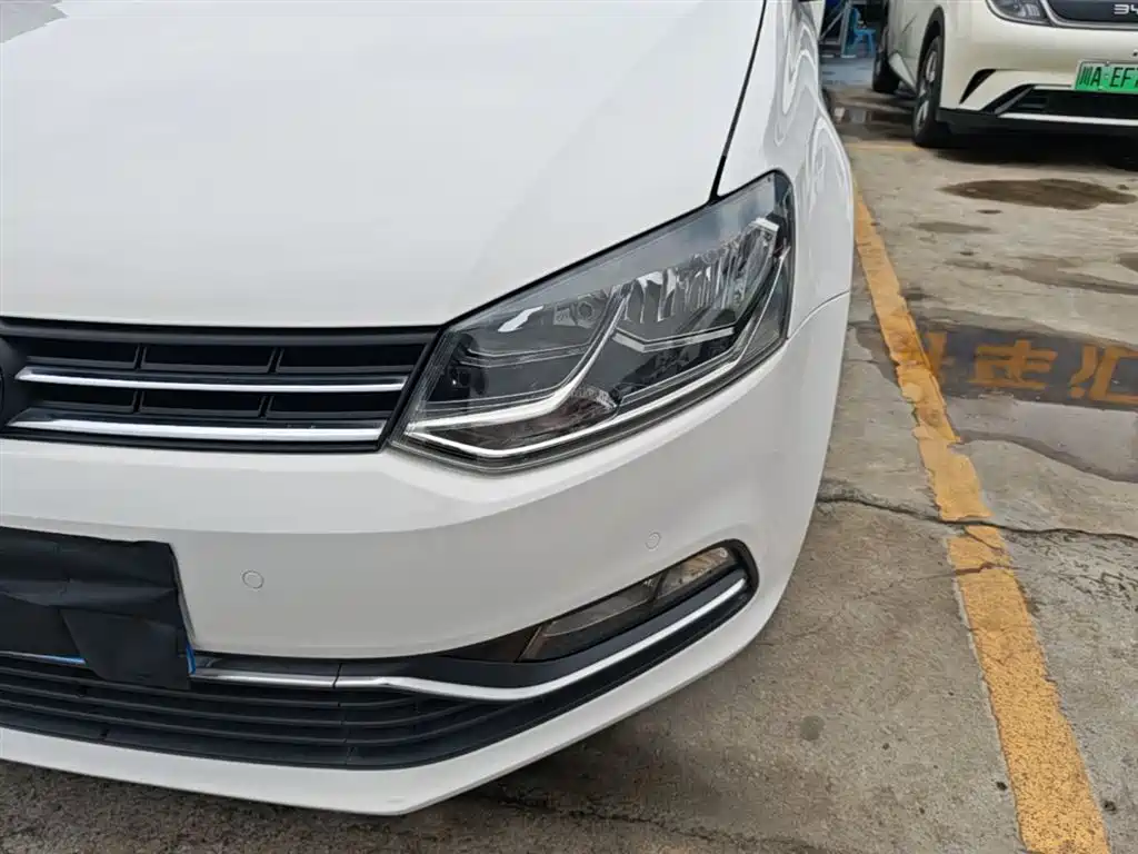 Volkswagen Polo 2014 1.6L Automatic Luxury Edition фото 24