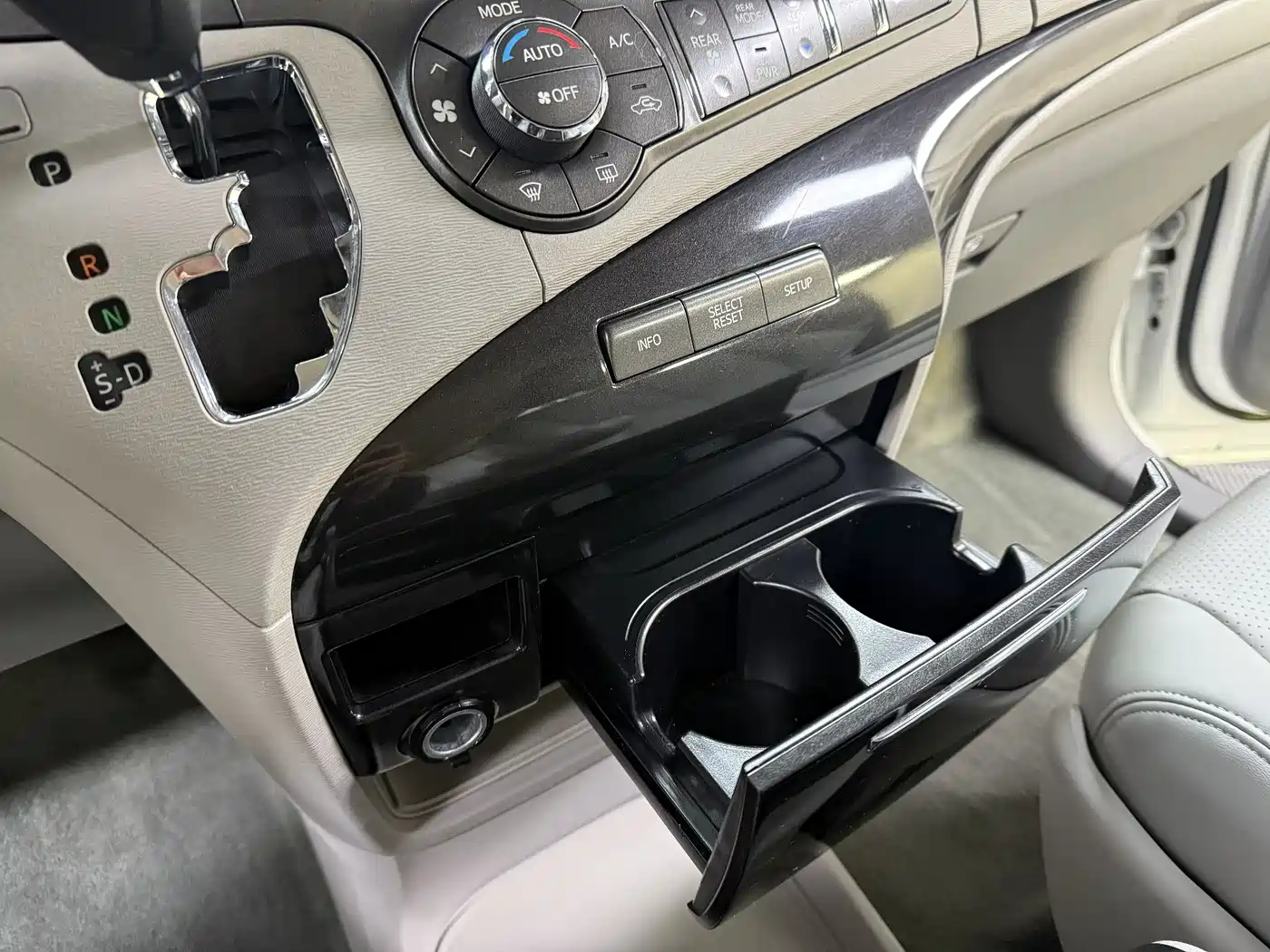 Toyota Sienna 2015 3.5L 2WD LE фото 24