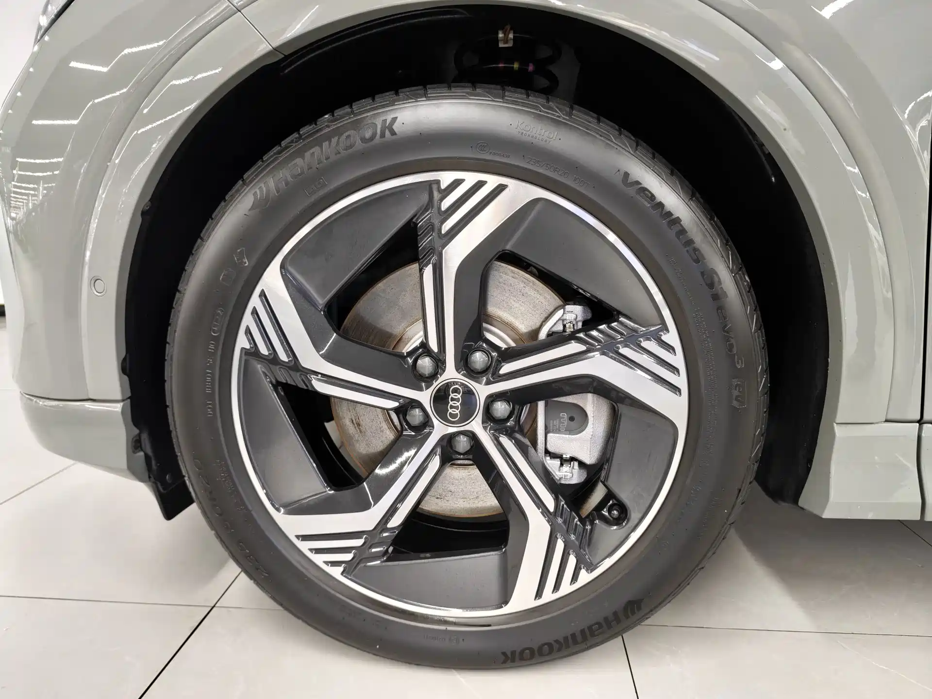 Photo 11 - Audi Q4 e-tron